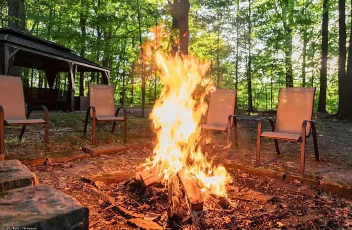 Log Cabin - Natures Oasis - Fire Pit & Gazebo Cleveland Exterior photo
